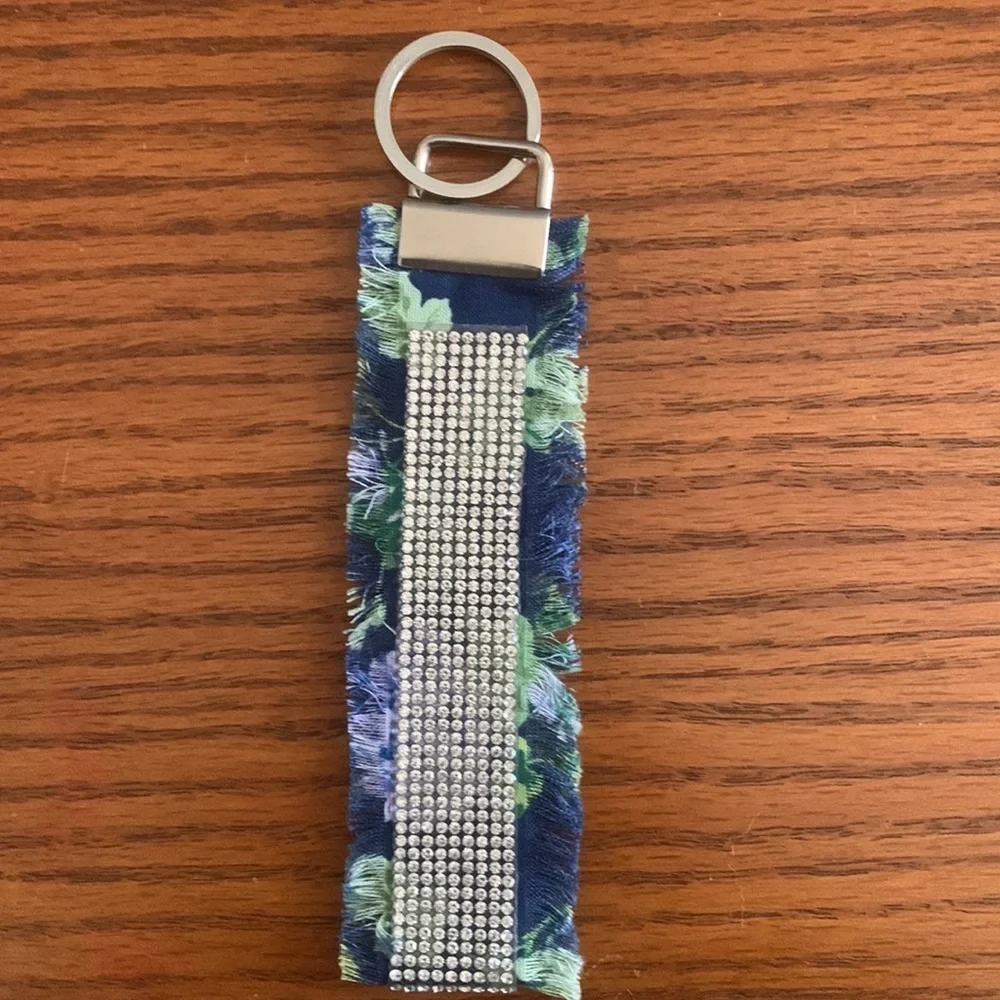 Fashionable floral wristlet keychain ! Rhinestones and frayed design ✨ - Picture 3 of 4